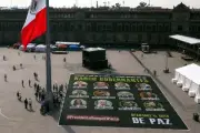 Despliegan otra vez manta contra narcopolíticos en Zócalo