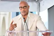 Detienen a 'La Roca' en Hollywood por cristales polarizados