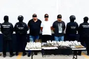 Detienen a tres con armas y drogas en operativo