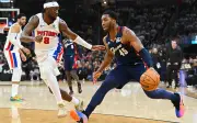 Donovan Mitchell explota con 43 puntos y Cavs empatan serie ante Pistons