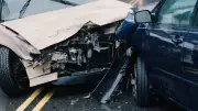 Ebrio provoca caos vehicular en Atlixco: choca cinco autos estacionados