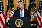 Empleado de FAA acusado de amenazar de muerte a Trump por correo