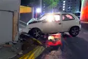 Estrellan auto contra barda y escapan en la CDMX