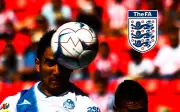 FA niega vínculo entre cabecear balón y lesiones cerebrales en futbolistas