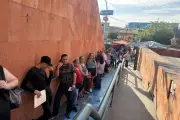 Falla en sistema de clínica 26 provoca largas filas y quejas