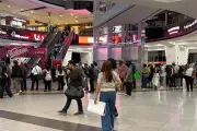 Falla tren AIFA deja usuarios varados una hora