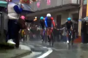 Fanático ofrece cerveza a ciclistas durante el Giro de Italia