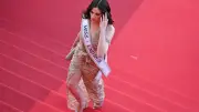Fátima Bosch deslumbra con vestido dorado en Cannes 2026
