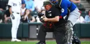 Fuerte pelotazo saca del juego a ampayer Brian O'Nora en Chicago
