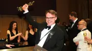 Ganador del Oscar pierde estatuilla en vuelo y aerolínea la encuentra