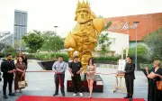 Gilda Garza devela escultura “El Rey del Poder” en Plaza Andares