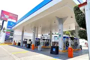 Gobierno traslada presión de precios a gasolineros: Guajardo