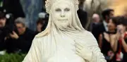 Heidi Klum deslumbra como estatua viviente en la Met Gala 2026