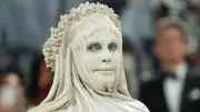 Heidi Klum impacta con vestido de escultura de mármol en la Met Gala 2026