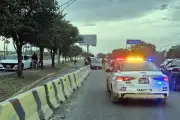 Hombre cae por robo tras persecución en Santa Catarina