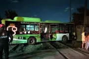 Impacta tren a camión urbano: 11 lesionados en Guadalajara