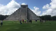 INAH cierra Chichén Itzá; comerciantes protestan y abren acceso