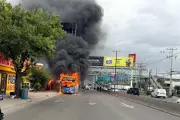 Incendio consume camión y daña vivienda en colonia de Monterrey