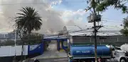 Incendio consume cuatro bodegas en Tláhuac; tres bomberos intoxicados