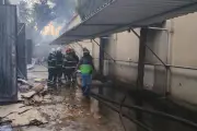 Incendio consume nave industrial de textiles en Tláhuac
