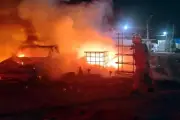 Incendio consume vehículos en el Mol del Yonque