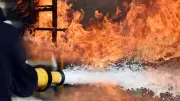 Incendio en Tláhuac consume nave industrial; evacúan a 300 personas