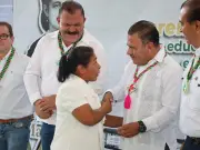 INEA entrega 600 certificados de alfabetización en Xilitla