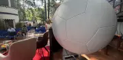Instalarán piezas monumentales de fútbol en Metro CDMX