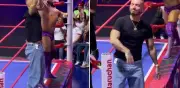 J Balvin recibe máscara de Esfinge en la Arena Coliseo del CMLL
