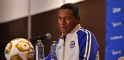 Joel Huiqui responde a jugador de Pumas que tocó el trofeo