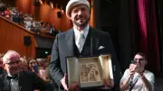 John Travolta recibe Palma de Oro honorífica en Cannes y rompe en lágrimas