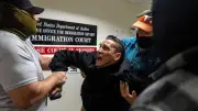Juez federal prohíbe a ICE detener migrantes en tribunales de Nueva York
