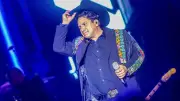 Julión Álvarez recibe golpe en la cara con ramo de rosas en concierto