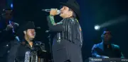 Julión Álvarez recibe golpe inesperado con flores en pleno concierto