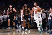 Knicks remontan 22 puntos y vencen a Cavs en tiempo extra