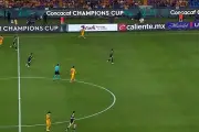 La asistencia del recogepelotas previo al gol de Tigres