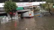 Lluvias torrenciales colapsan vialidades en Puebla y dejan autos atrapados