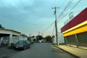 Madre halla a su hijo asesinado a balazos en la calle