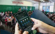 Maestra en Tonalá integra celulares como herramientas educativas