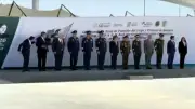 Mampara cae sobre funcionarios en ceremonia