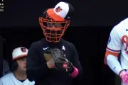 Manager de Orioles usa mascarada de protección en dugout