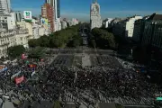 Marchan miles en Argentina contra recortes de Milei a universidades