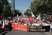 Marchan trabajadores al Zócalo; piden diálogo con gobierno