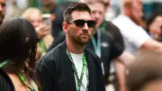 Messi roba miradas en GP de Miami F1; saluda a Colapinto y visita garaje Mercedes