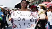 Miles de ARMY invaden el Zócalo para ver a BTS en Palacio Nacional