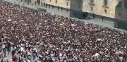 Miles de jóvenes esperan a BTS afuera de Palacio Nacional