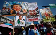 Miles de maestros marchan en México por mejoras salariales y educativas