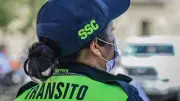 Motociclista agrede a policía en CDMX durante operativo en Reforma