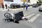 Motociclista choca contra auto que da vuelta en San Pedro