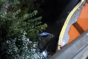 Motociclista muere al derrapar y caer a un arroyo en NL
